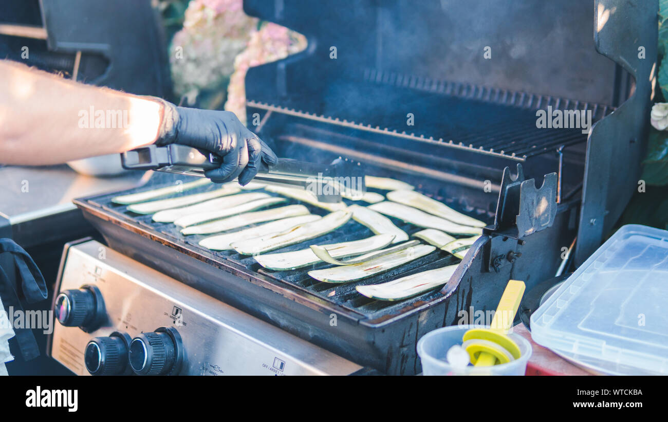 In Scheiben geschnittene Zucchini, gegrillt, Picknick mit Grillen im Freien. squash Grill gebraten auf Metallgitter. Ernährung vegane Grill. Kochen Gemüse auf dem Gril Stockfoto