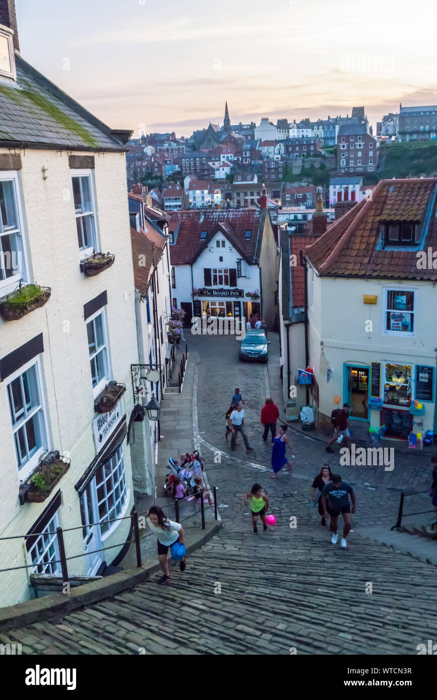 Die Church Lane, Whitby, von der 199 gesehen Schritte Stockfoto