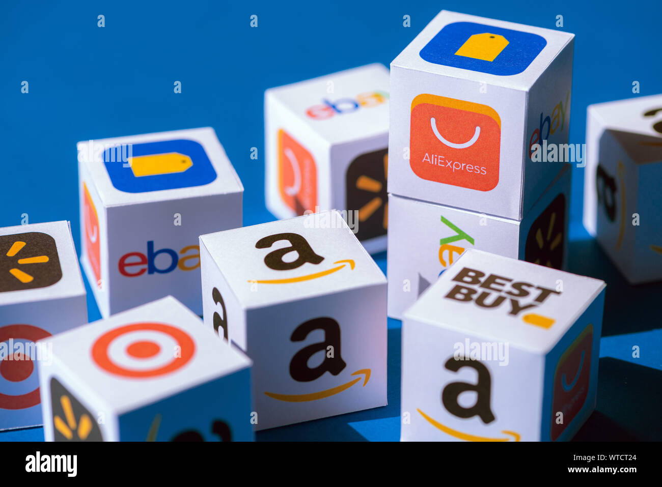 Kiew, Ukraine - September 10, 2019: ein Papier Würfel Sammlung mit gedruckten Logos von eCommerce Unternehmen und Online Stores, wie AliExpress Stockfoto