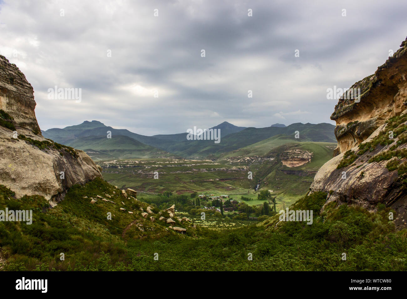 Blick auf die Berge an der Nordgrenze zwischen Südafrika und Lesotho, an einem bewölkten und regnerischen Sommertag Stockfoto