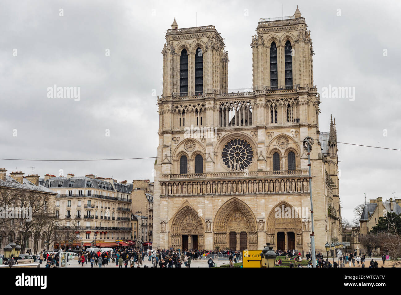 Paris, Frankreich, 28. Januar 2018: Der architektonischen Blick auf die Fassade der Kathedrale von Notre Dame. Stockfoto