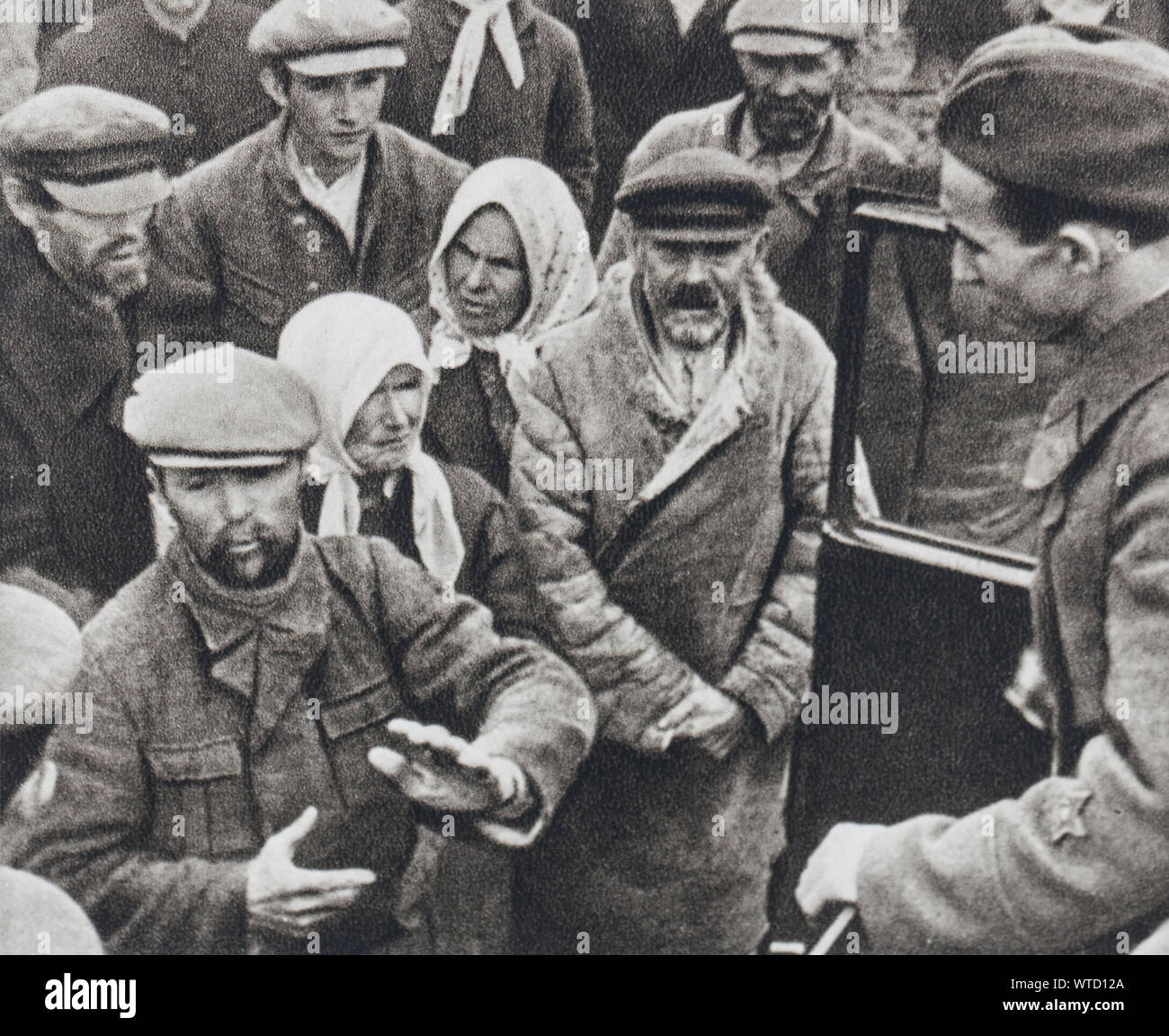 Russische Besatzung Ostpolens. Eine sowjetische Propaganda stellvertretender Demosthenes die Bauern eines Dorfes im westlichen Weißrussland. Ns-Zeit. Stockfoto