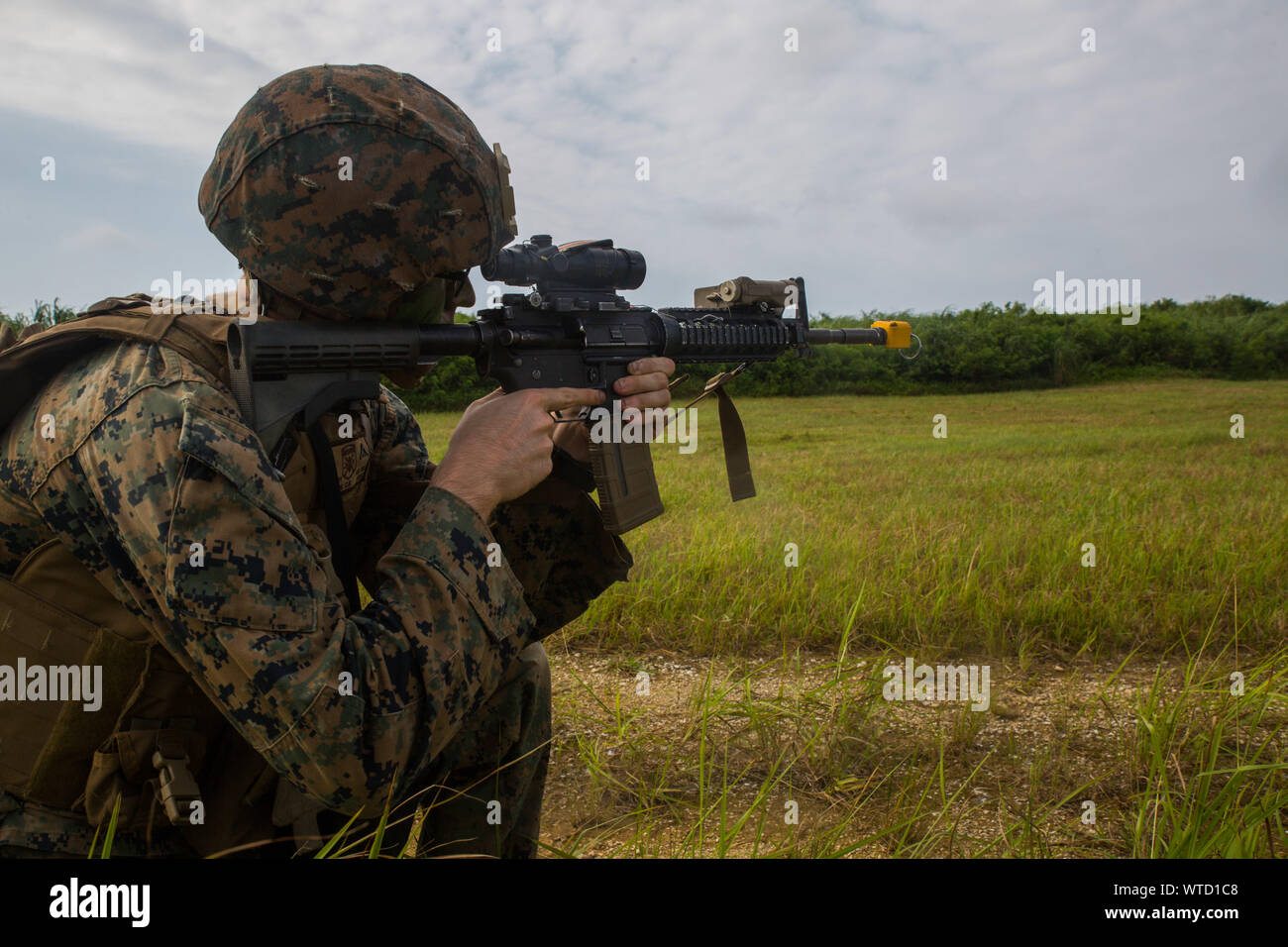 Ein Marine mit Echo Company, Bataillon Landung Team, 2.BATAILLON, 1 Marines, 31 Marine Expeditionary Unit, Beiträge Sicherheit während eines simulierten Flugplatz Beschlagnahme nach einem langen-Raid aus der Amphibisches Schiff USS Wasp (LHD 1) bei Ie Shima Ausbildungsstätte, Okinawa, Japan, 12.08.2019. Die 31. MEU und amphibische Squadron 11, an Bord der Wasp Amphibious Ready Gruppe Schiffe, führte eine Reihe von sequentiellen Operationen, die simulierten naval Expeditionary kombiniert - arme Manöver von Amphibischen Vermögenswerte zum Ufer, wobei Marine Air-Ground Task Force Fähigkeiten über alle integrierten warfight Stockfoto