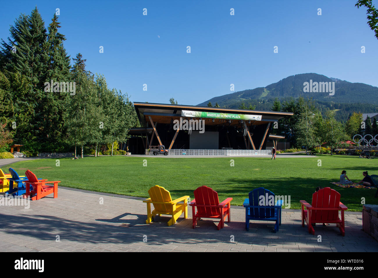 'Whistler, British Columbia/Kanada - 8/7/2019: Whistler Olympischen Dorf von 2010 Winter Games. Platz im Sommer Blick auf Gebirge und s Stockfoto