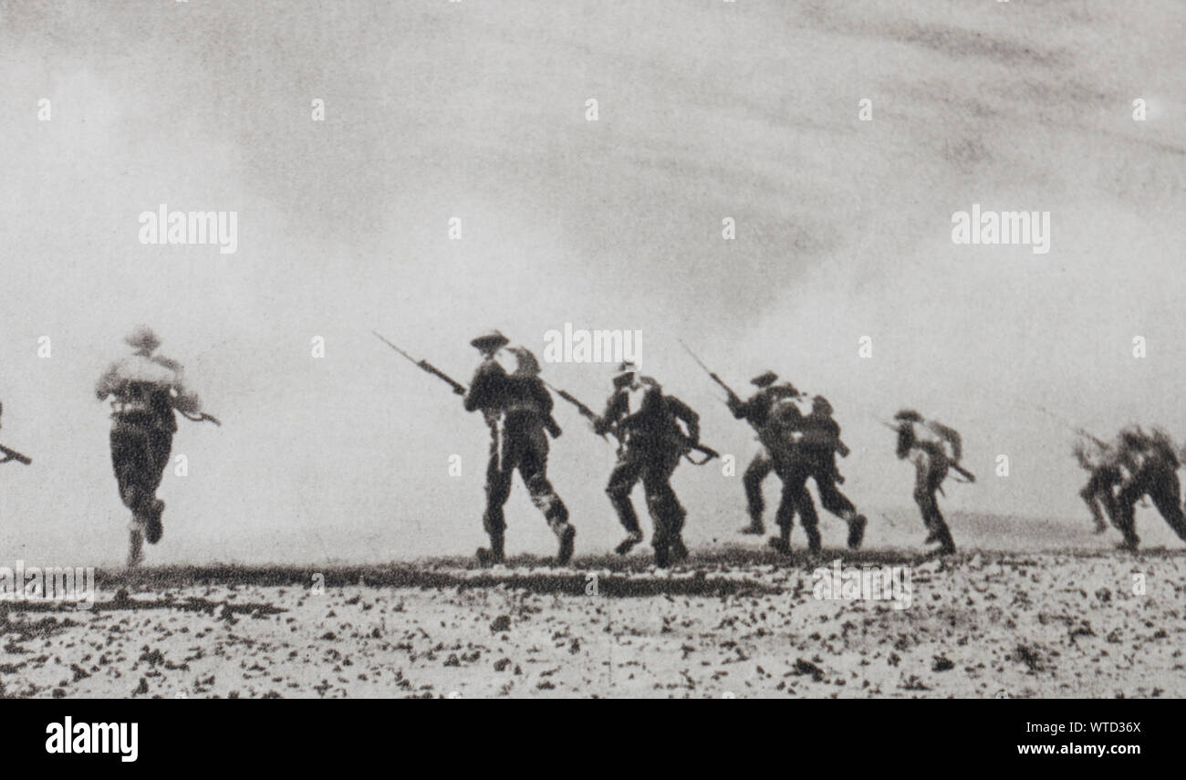Ägypten. Ns-Zeit. Die Britische Infanterie kostenlos am Bajonett. Durch eine Nebelwand geschützt, es greift der Feind zu überraschen. Stockfoto