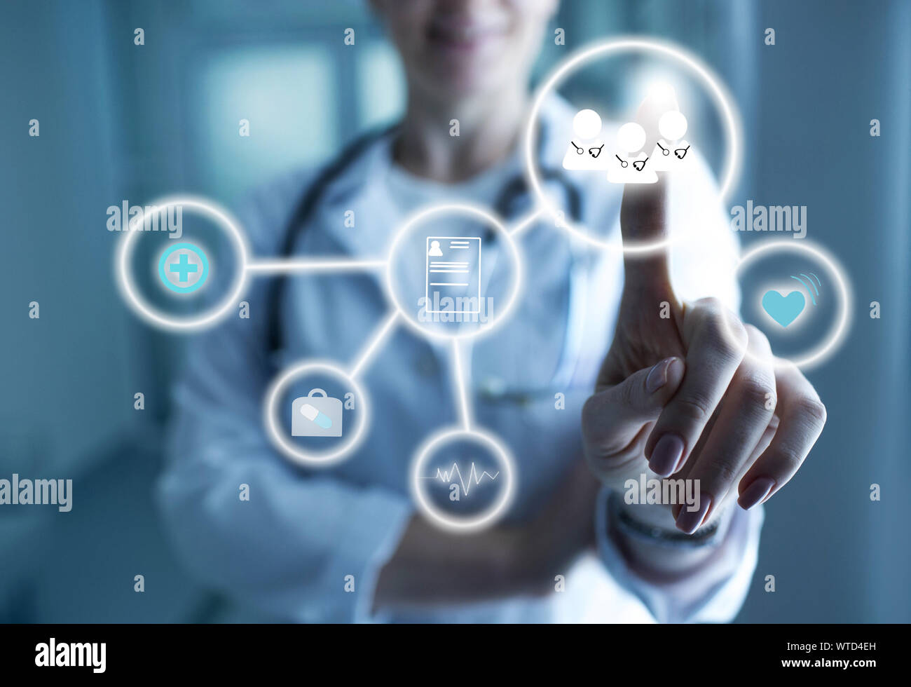 Digitale medizinische Behandlungskonzept. Arzt berühren holografischen Bildschirm mit medizinischen Symbole. Werbung für moderne medizinische Hilfe Stockfoto