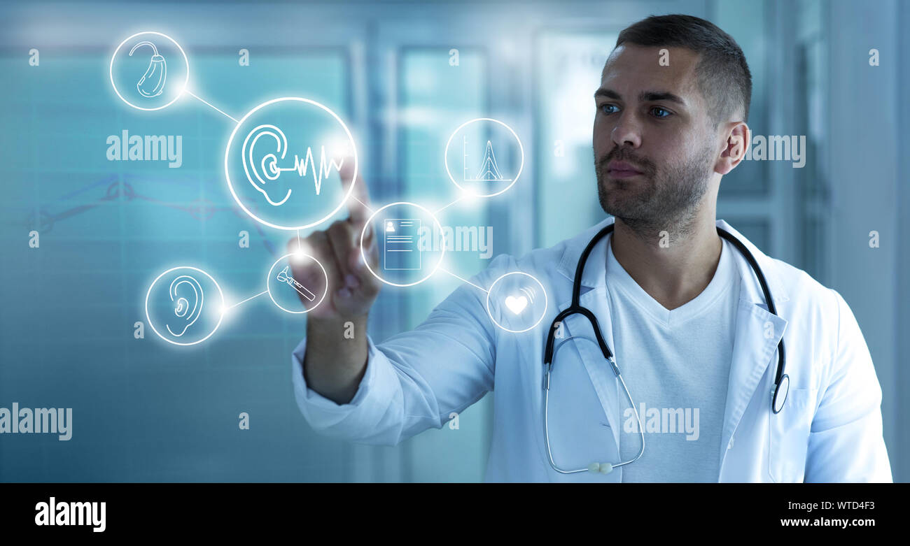 Digitale Anhörung Behandlungskonzept. Arzt berühren holografischen Bildschirm mit Symbolen. Anhörung Untersuchung und Behandlung Stockfoto