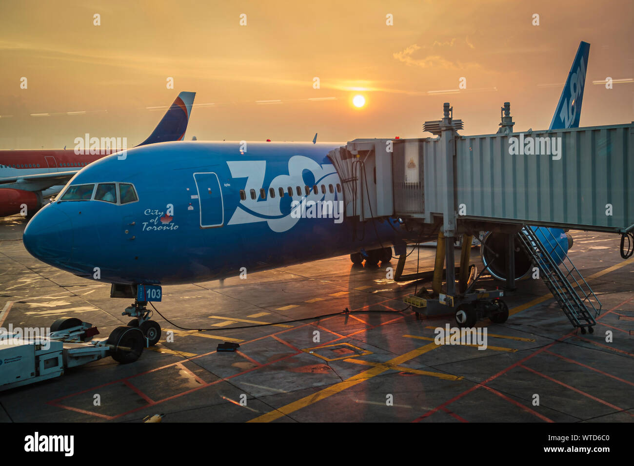 Zoom Airline ist ein Low Fare kanadischen transatlantische Airline, Betankung am Flughafen Gatwick London Oktober 2007, fast ein Jahr, bevor es nicht mehr Betrieb Stockfoto