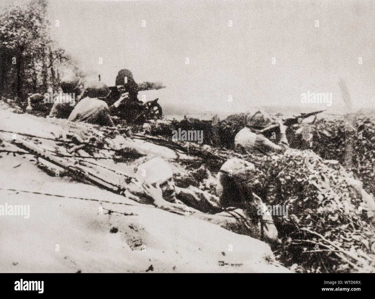 In der ersten russischen Linien, in Litauen. Erste Hilfe wird durch eine Krankenschwester zu einem verwundeten Soldaten in einem Planlosen Schnitt gegeben. 1941 Stockfoto