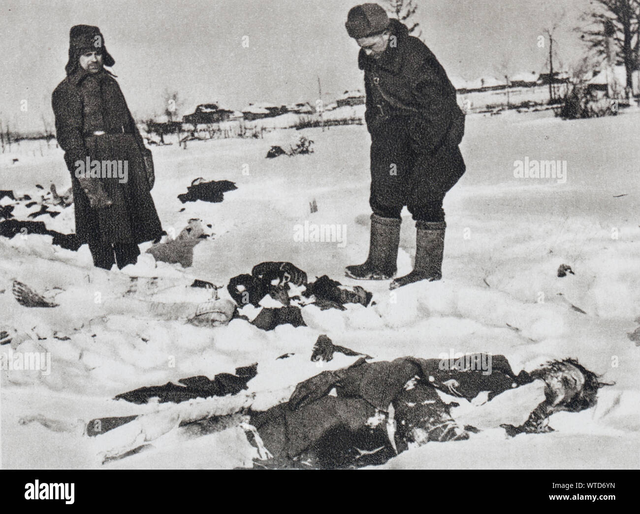 Die Russen entdecken Sie die Gremien der deutschen Soldaten, die in den Schnee. Winter 1941-1942. Battler für Moskau. Stockfoto