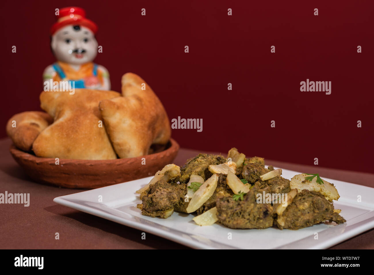 Indisches Huhn cafreal Teller mariniert mit viel Koriander (Cilantro), Ingwer, Knoblauch, Limettensaft zusammen mit trockenen Gewürzen und serviert mit Brot Stockfoto