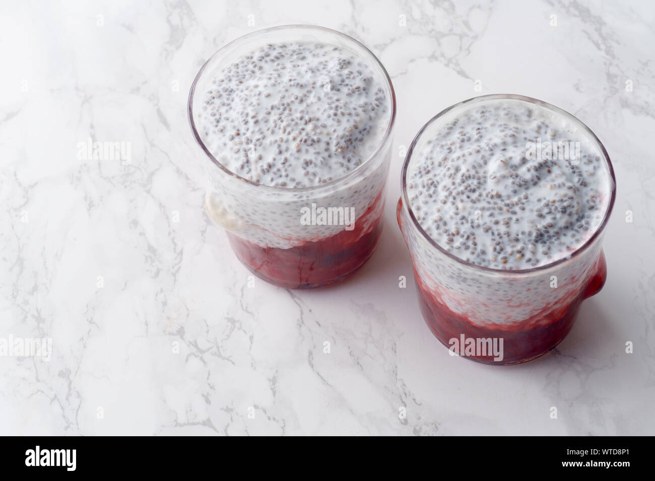 Zwei Gläser von Chia Pudding mit Erdbeer smoothie Stockfoto