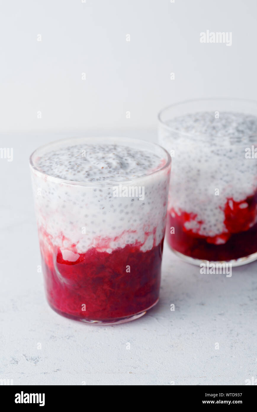 Zwei Gläser von Chia Pudding mit Erdbeer smoothie Stockfoto