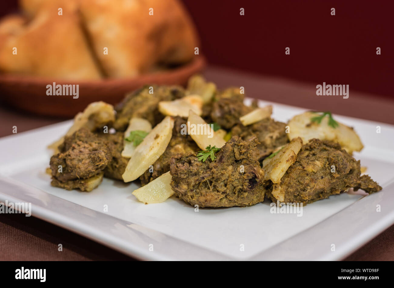 Indisches Huhn cafreal Teller mariniert mit viel Koriander (Cilantro), Ingwer, Knoblauch, Limettensaft zusammen mit trockenen Gewürzen und serviert mit Brot Stockfoto