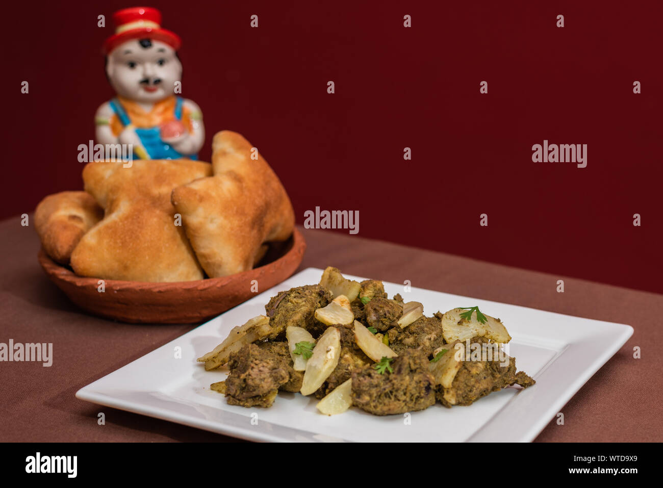 Indisches Huhn cafreal Teller mariniert mit viel Koriander (Cilantro), Ingwer, Knoblauch, Limettensaft zusammen mit trockenen Gewürzen und serviert mit Brot Stockfoto