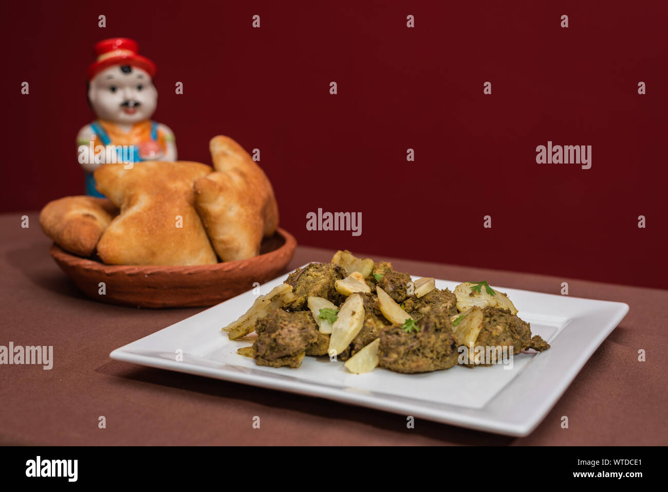 Indisches Huhn cafreal Teller mariniert mit viel Koriander (Cilantro), Ingwer, Knoblauch, Limettensaft zusammen mit trockenen Gewürzen und serviert mit Brot Stockfoto