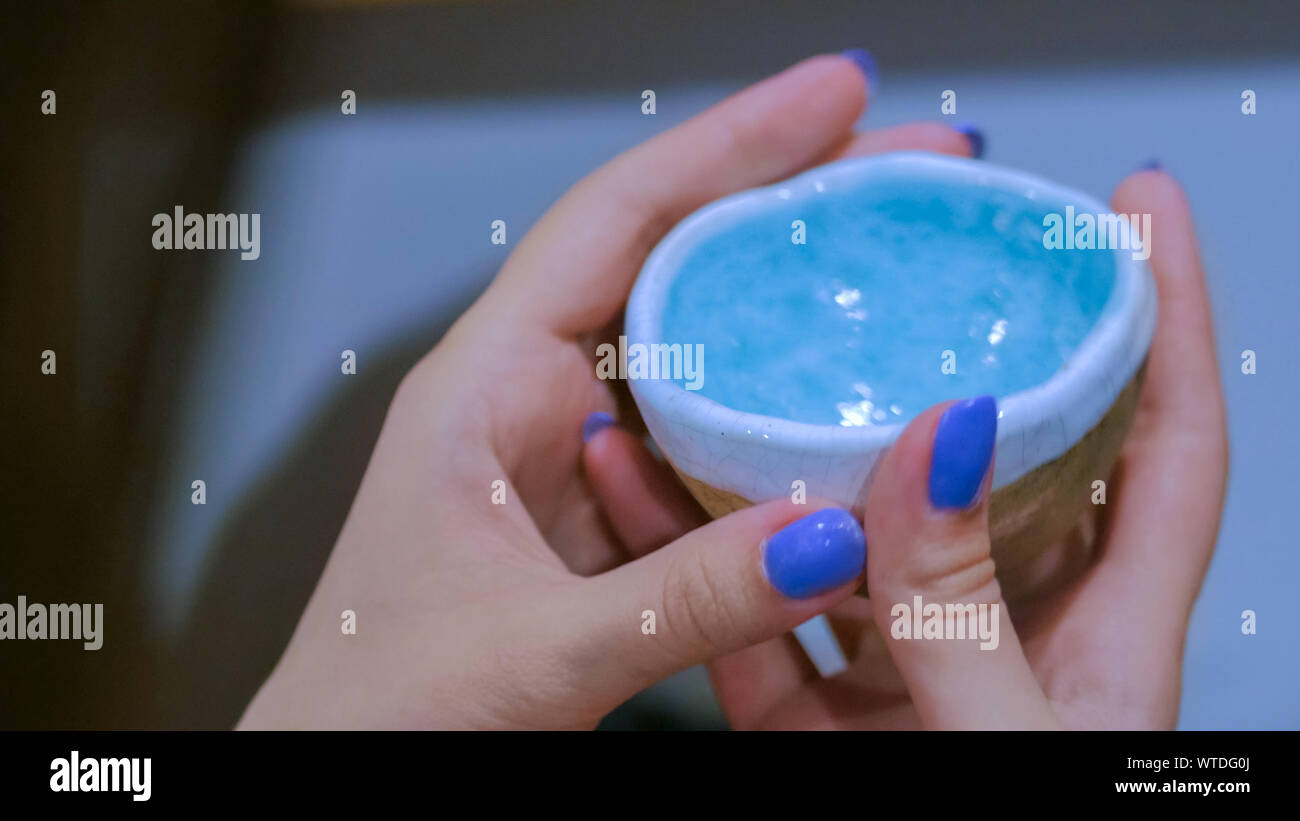 Professionelle Frau potter Prüfung Keramik Schale in der Töpferei Stockfoto