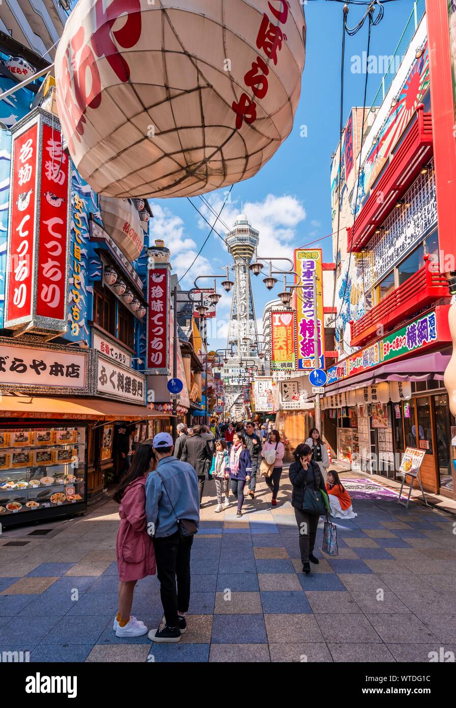 Viele bunte Werbeschilder in eine Fußgängerzone mit Geschäften und Restaurants, Einkaufszentrum, zurück Tsutenkaku Tower, Shinsekai, Osaka, Japan Stockfoto