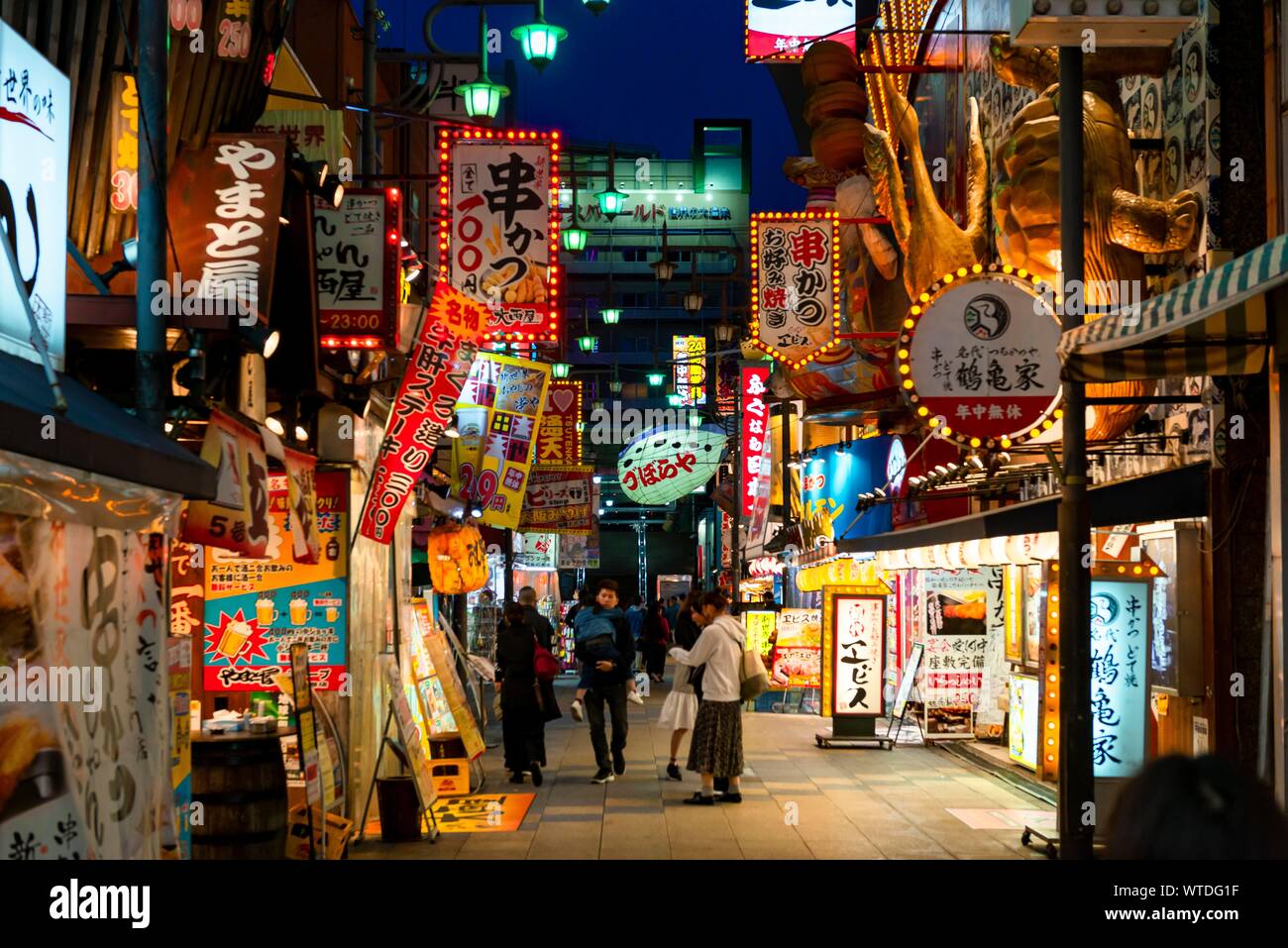 Vielen bunten Leuchtreklamen in eine Fußgängerzone mit Geschäften und Restaurants, Einkaufszentrum, Nachtaufnahme, Shinsekai, Osaka, Japan Stockfoto