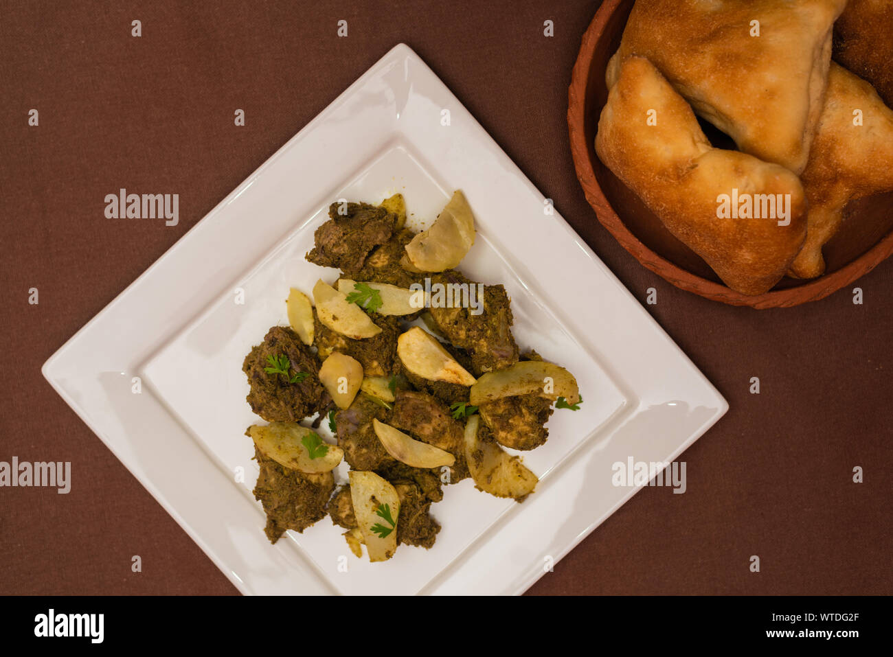 Indisches Huhn cafreal Teller mariniert mit viel Koriander (Cilantro), Ingwer, Knoblauch, Limettensaft zusammen mit trockenen Gewürzen und serviert mit Brot Stockfoto