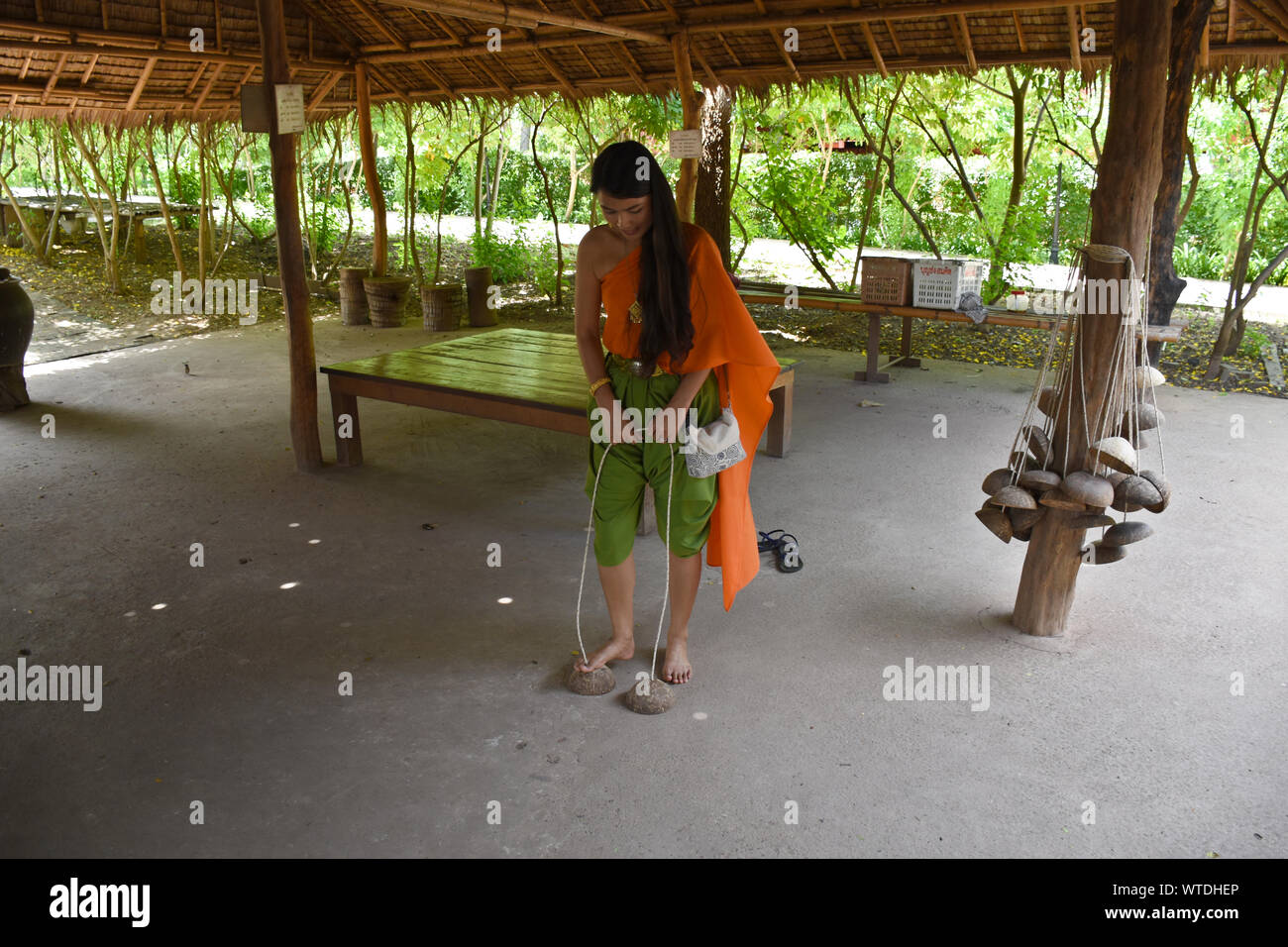 Kanchanaburi, Thailand, 09.09.2019: schöne Thai Girl im traditionellen thailändischen, Siam Kleid mit Zubehör in der Erbe bin allika Stadt R.E. 124' Stockfoto