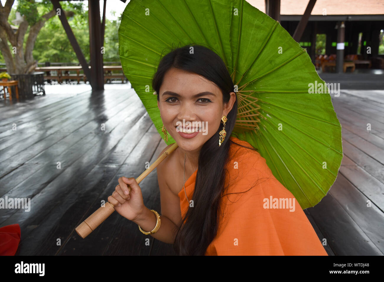 Kanchanaburi, Thailand, 09.09.2019: schöne Thai Girl im traditionellen thailändischen, Siam Kleid mit Zubehör in der Erbe bin allika Stadt R.E. 124' Stockfoto
