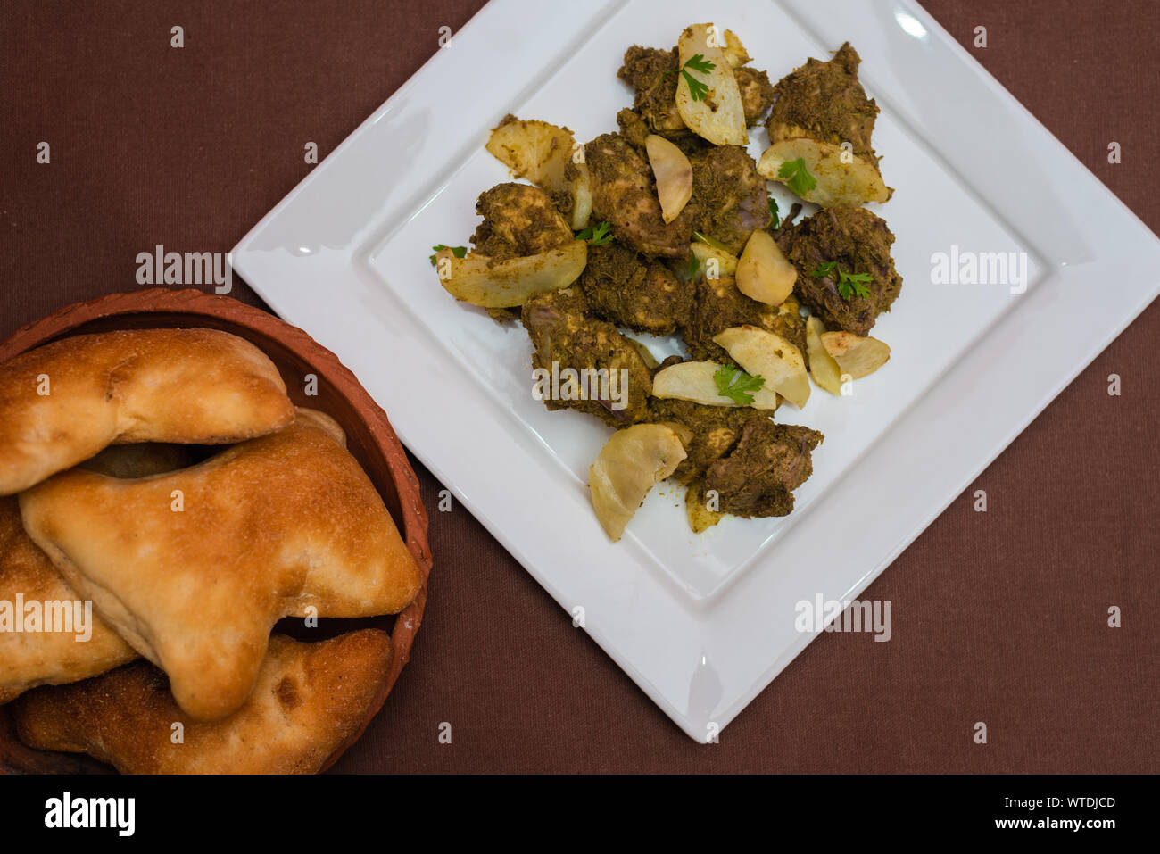 Indisches Huhn cafreal Teller mariniert mit viel Koriander (Cilantro), Ingwer, Knoblauch, Limettensaft zusammen mit trockenen Gewürzen und serviert mit Brot Stockfoto