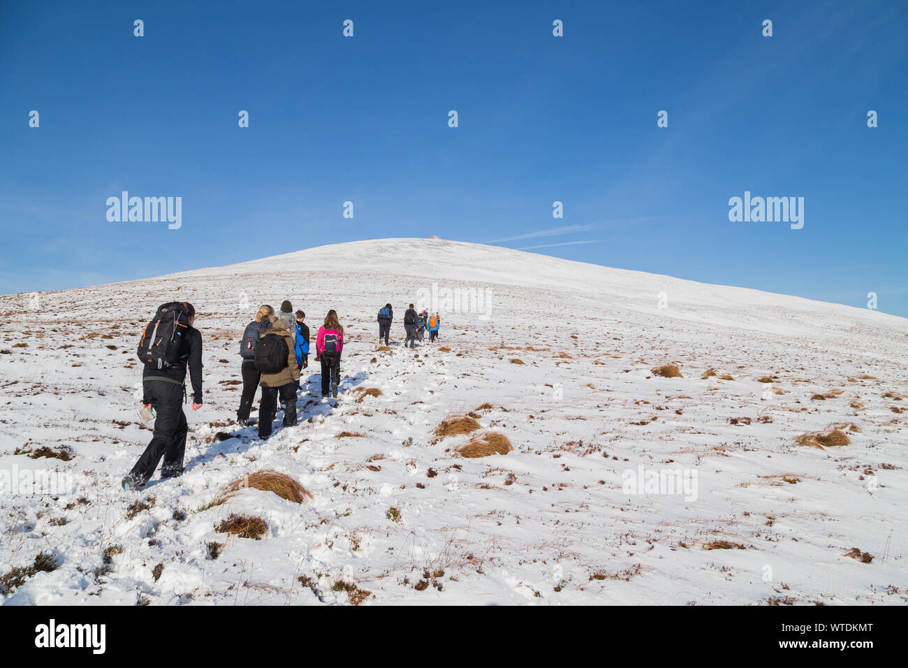 CO KERRY, IRLAND - Februar 4, 2019: die Menschen klettern in den Schnee auf die Brüste von Anu, Co Kerry, Irland Stockfoto