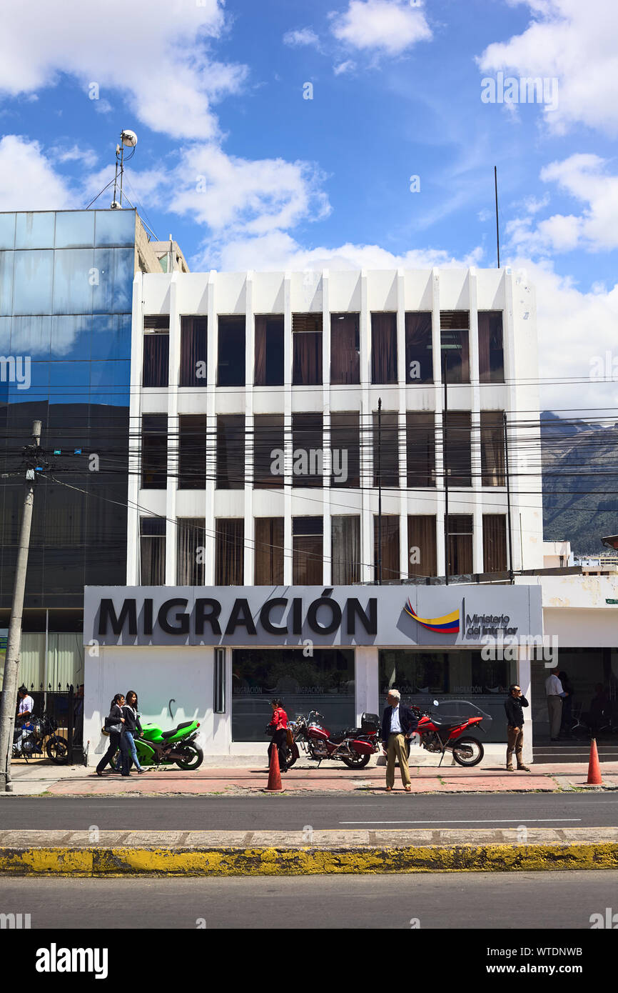QUITO, ECUADOR - August 4, 2014: Unbekannter Menschen vor der Migracion (migrationsamt) Gebäude auf Amazonas Avenue am 4. August 2014 Stockfoto