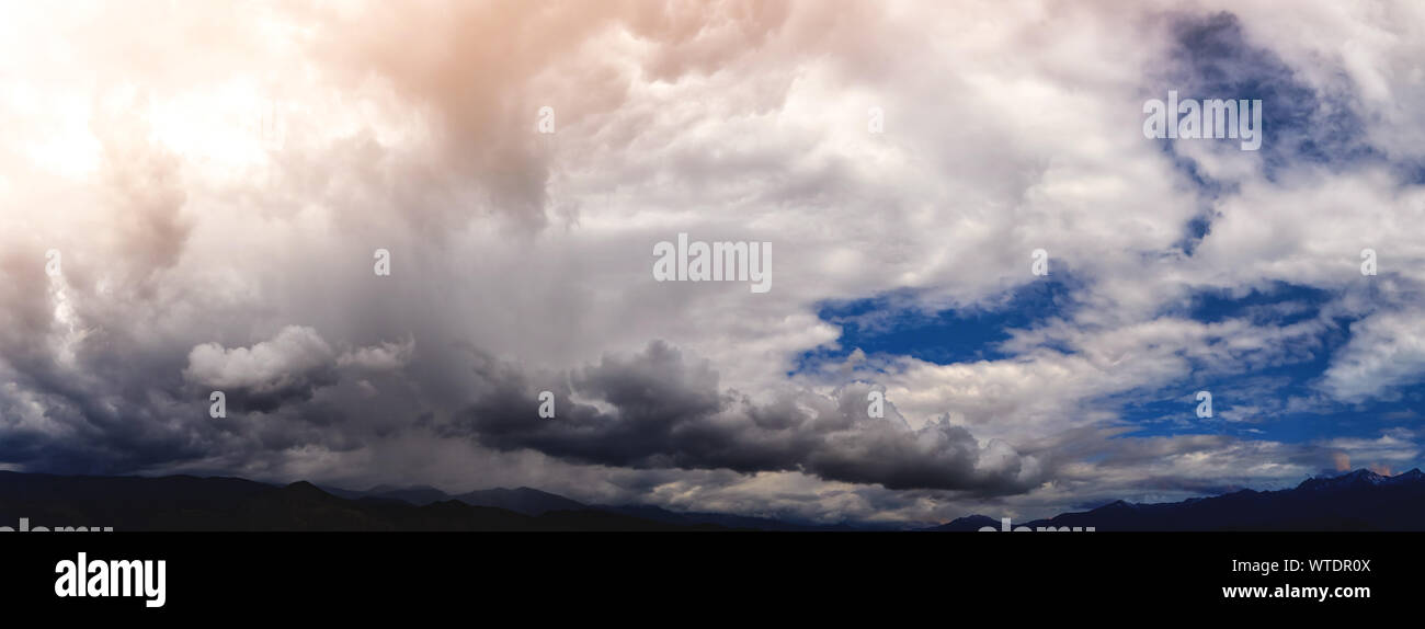 Panorama der Berge und dramatische Himmel, Sonnenaufgang, Sonnenuntergang, Herbst Hintergrund. Stockfoto