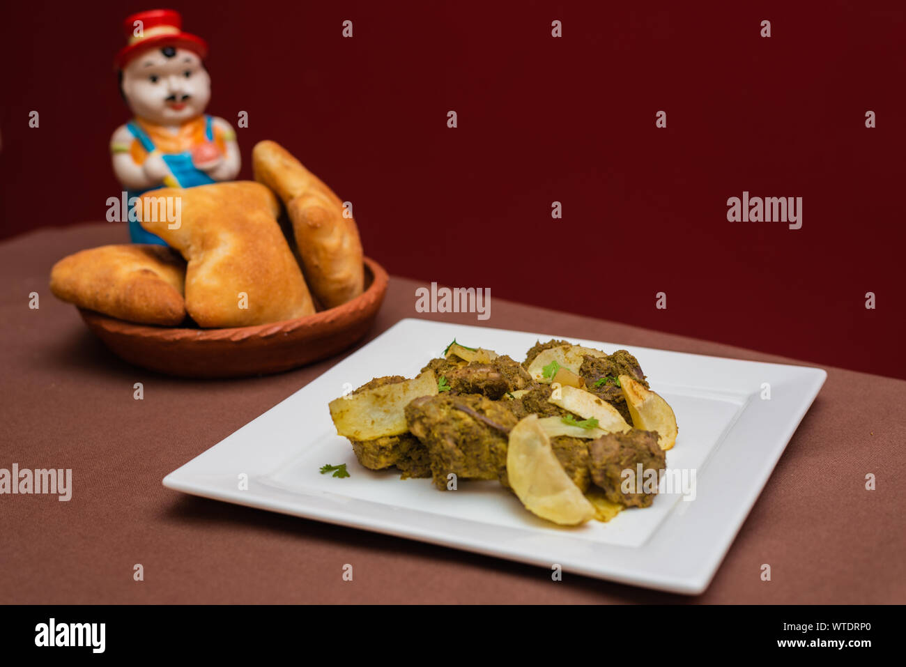 Indisches Huhn cafreal Teller mariniert mit viel Koriander (Cilantro), Ingwer, Knoblauch, Limettensaft zusammen mit trockenen Gewürzen und serviert mit Brot Stockfoto