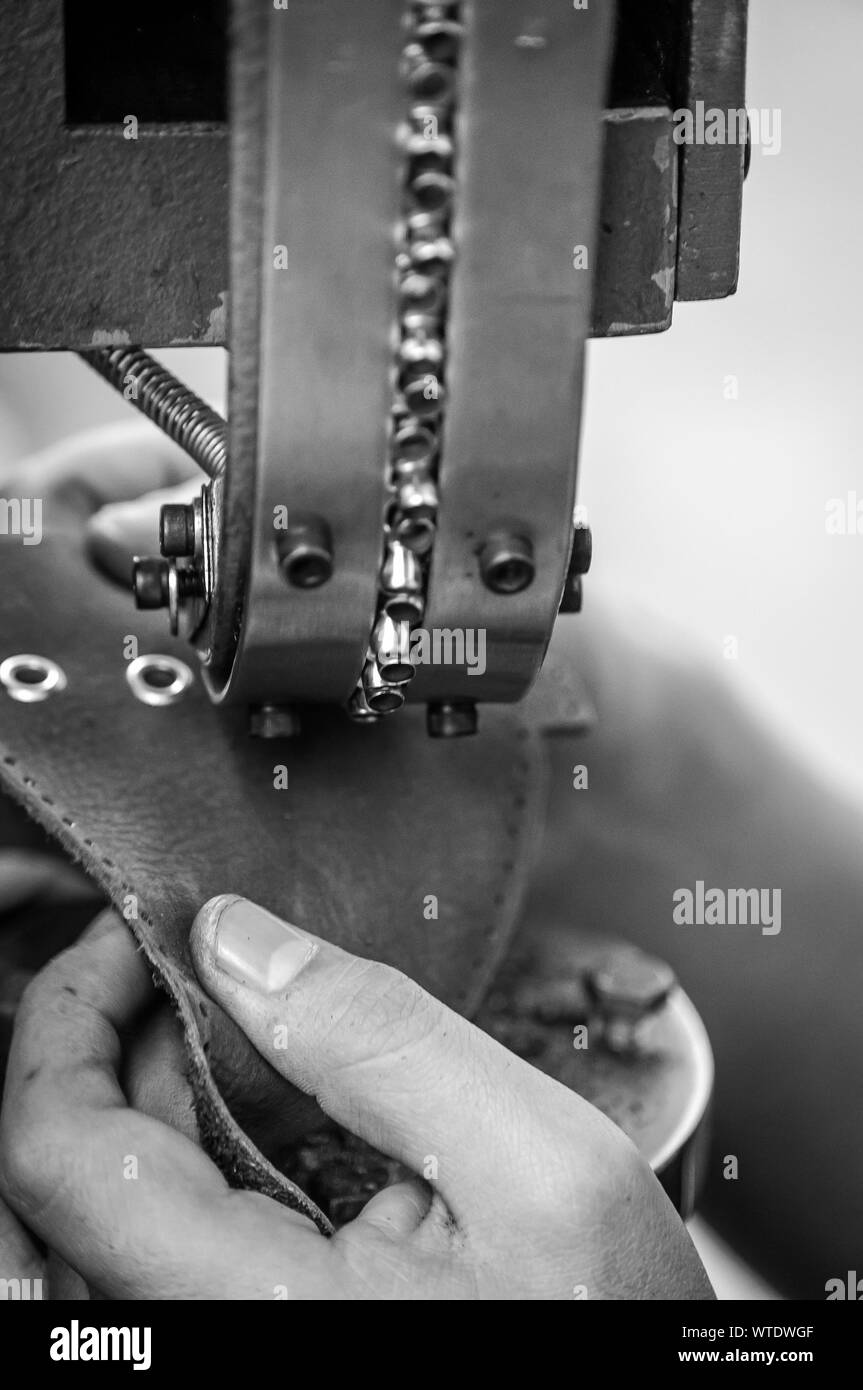 Close up Schuhe Spitze loch Naht- und Stanzmaschine Stockfoto