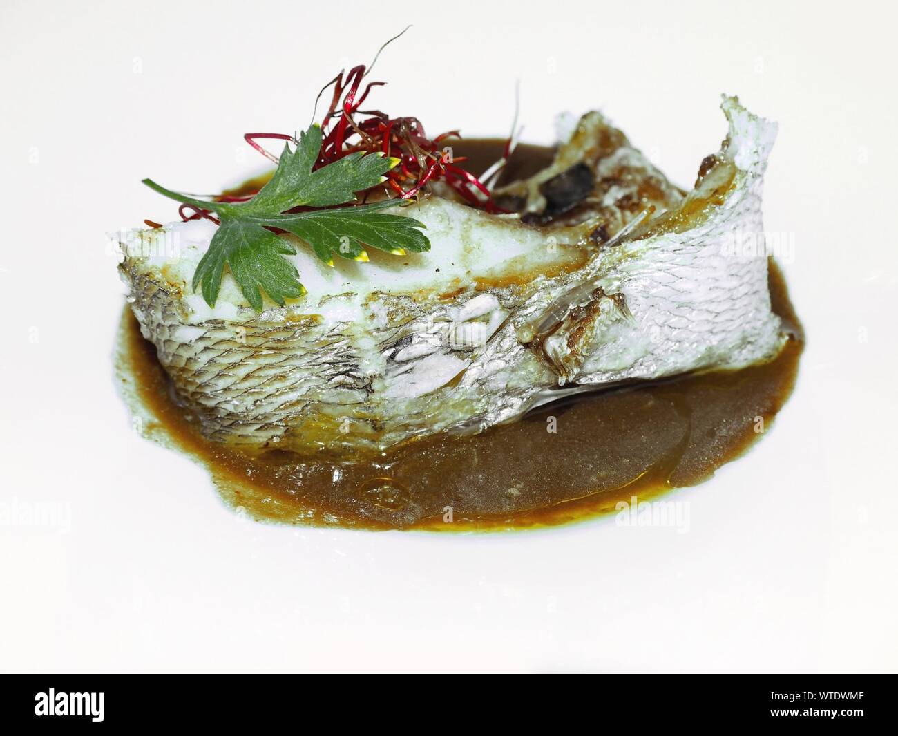 Close-up von Schwertfisch Essen In weißer Tisch Stockfoto