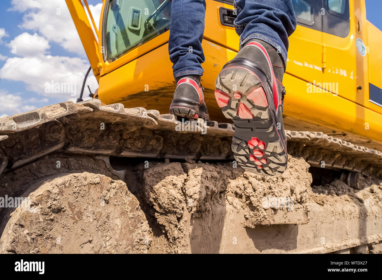 Bauarbeiter in Sicherheit einheitliche fahren Sortierer Traktor oder Baumaschine, Baustelle und schönen Himmel Hintergrund Stockfoto