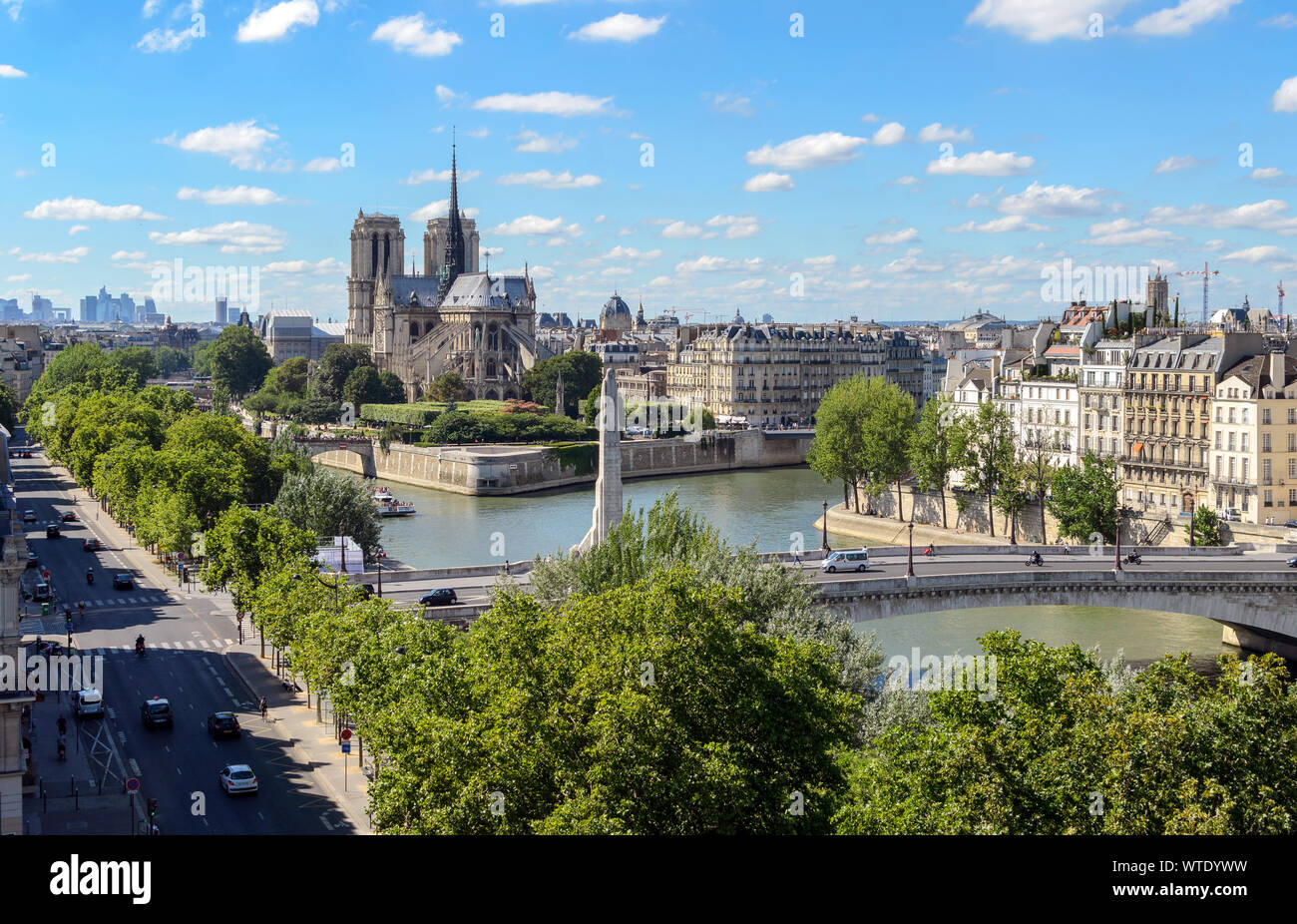 Top Aussicht auf Paris aus der arabischen Welt. Der Pont de la Tournelle Brücke überspannt den Fluss Seine, Notre-Dame Kathedrale sind zu beobachten. Stockfoto