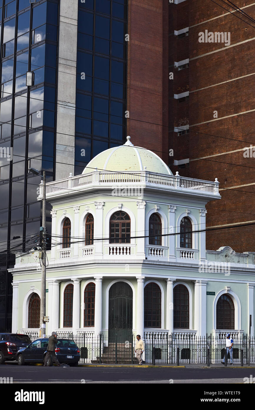 QUITO, ECUADOR - August 8, 2014: Gebäude an der Ecke der Patria Avenue und 9 de Mayo Straße in El Ejido Park in Quito, Ecuador Stockfoto