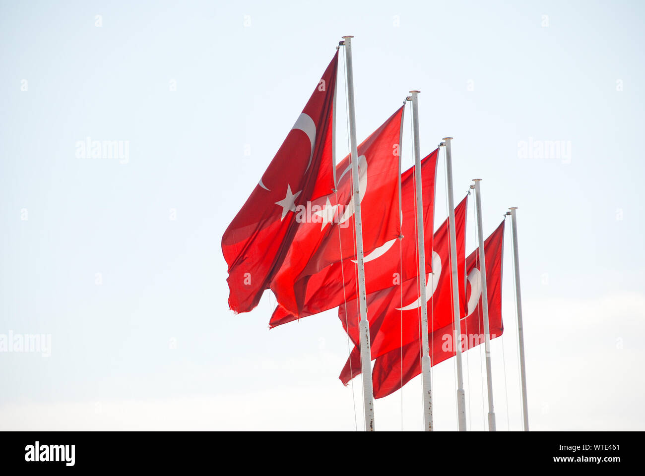 Linie türkischer Flaggen auf dem Wind Stockfoto
