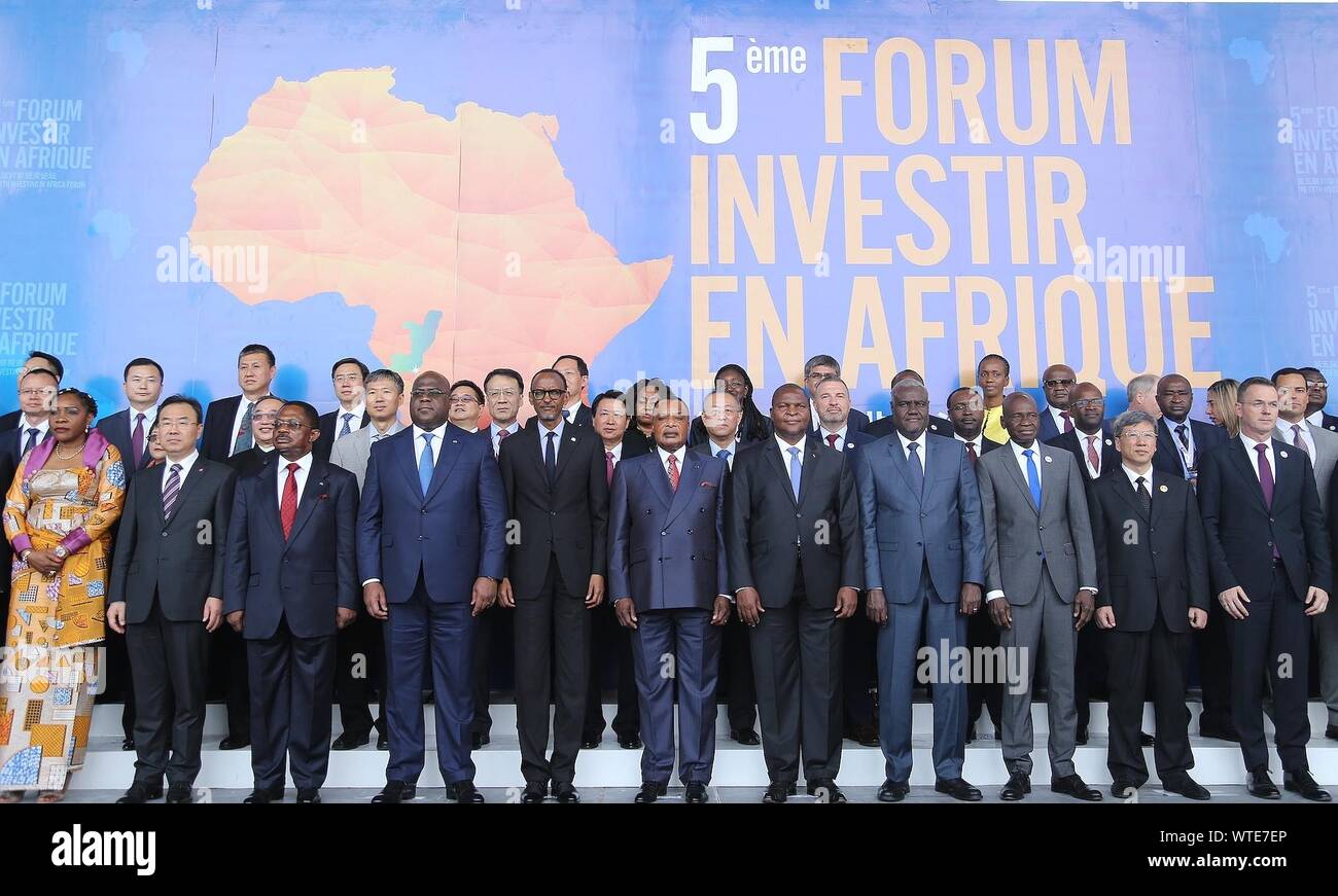 Brazzaville, Republik Kongo. 10 Sep, 2019. Gäste posieren für ein Gruppenfoto auf der fünften Investieren in Afrika Forum in Brazzaville, der Hauptstadt der Republik Kongo, Sept. 10, 2019. Die fünfte Investieren in Afrika Forum in Brazzaville am Dienstag trat, mit einem Schwerpunkt auf die Nutzung der Partnerschaften für die wirtschaftliche Diversifizierung und die Schaffung von Arbeitsplätzen in der afrikanischen Volkswirtschaften. Credit: Wang Songyu/Xinhua/Alamy leben Nachrichten Stockfoto
