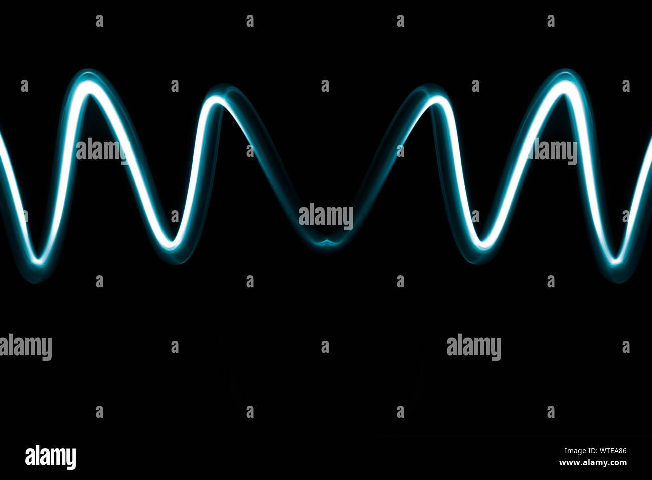 Abstrakte Welle der elektrischen neon blau hell auf dunklem Hintergrund einfach und modernes Design Stockfoto