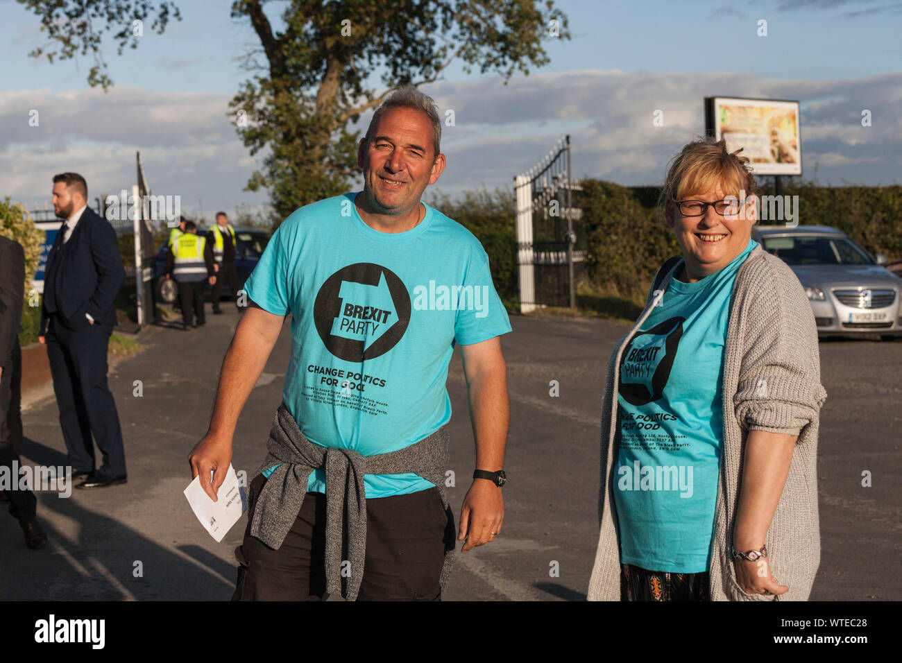 Sedgefield, Stockton on Tees, Großbritannien. 11. September 2019. Die Brexit Partei eine Konferenz bei Sedgefield Pferderennbahn, wo Nigel Farage war der Hauptredner. Brexit Partei außerhalb der Veranstaltungsort mit ihren Brexit T-Shirts. David Dixon/Alamy Stockfoto