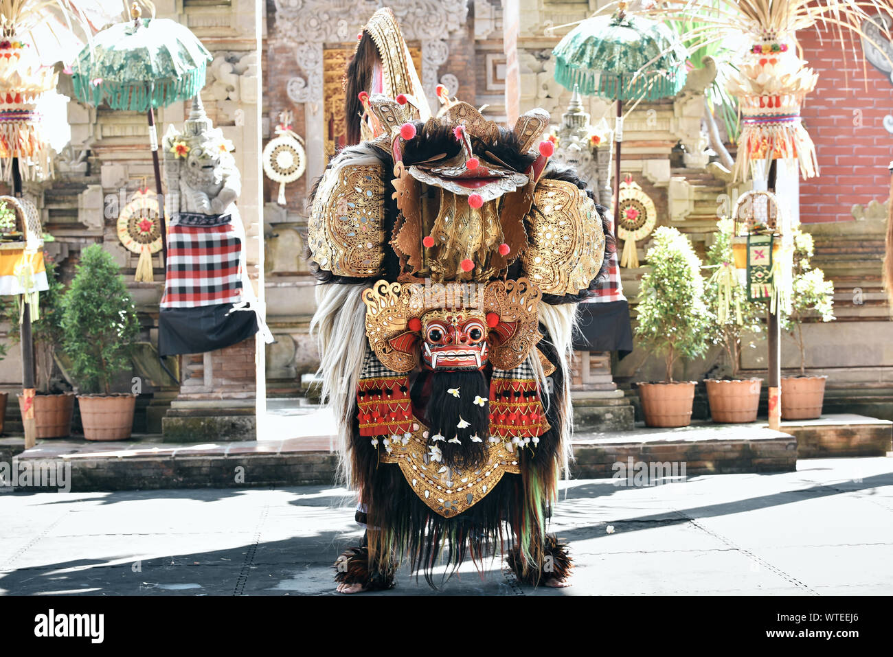 Bali, Indonesien - Mai 24, 2017: Gruppe der traditionellen Tänzer mit Maske und Kostüm der balinesischen Geist barong an Kunst und Kultur in Bali Stockfoto