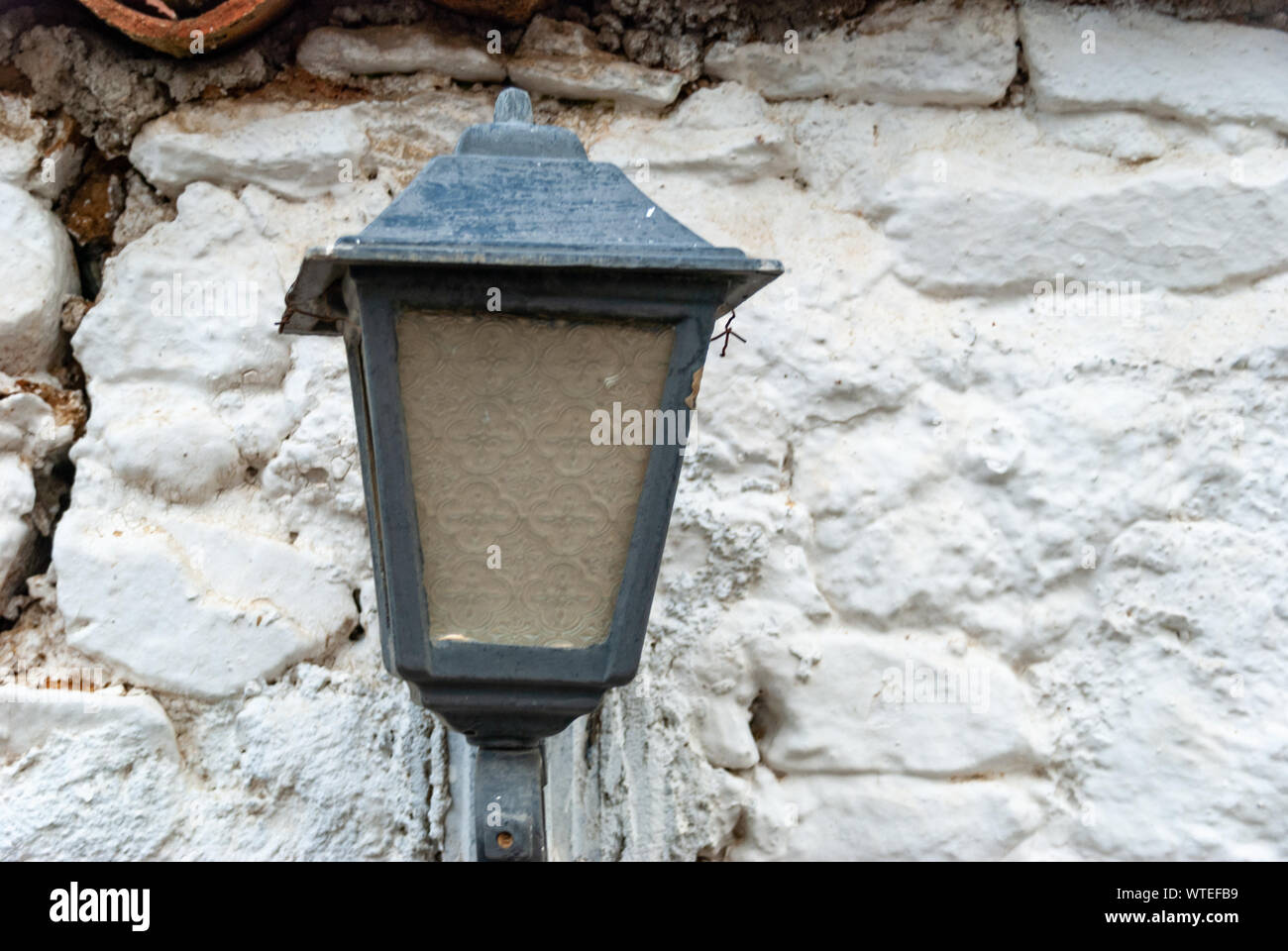 Altes Eisen vintage Lampe am weißen Stein Mauer. Tapete Stockfotografie -  Alamy