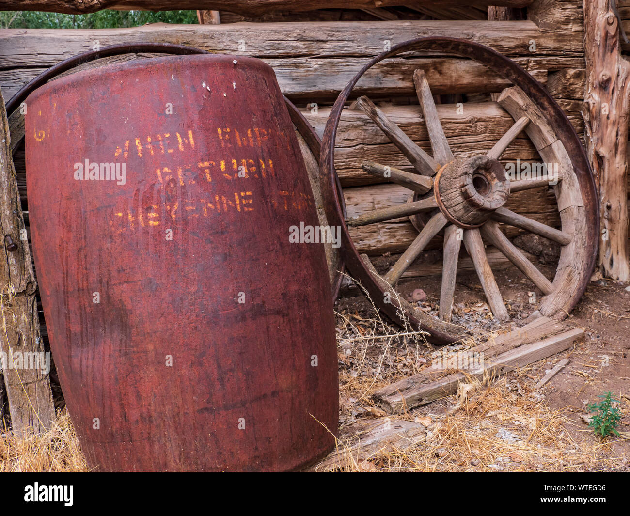 Wenn leere Rückfahrt Cheyenne Store barrel und Wagenrad, John jarvie Historisches Anwesen, Braun Park, Utah. Stockfoto