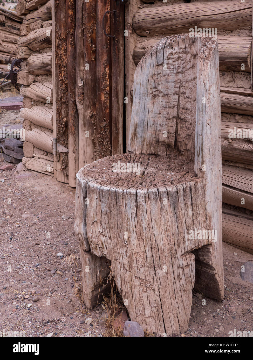 Stuhl vor den Hühnerstall Stump, John jarvie Historisches Anwesen, Braun Park, Utah. Stockfoto