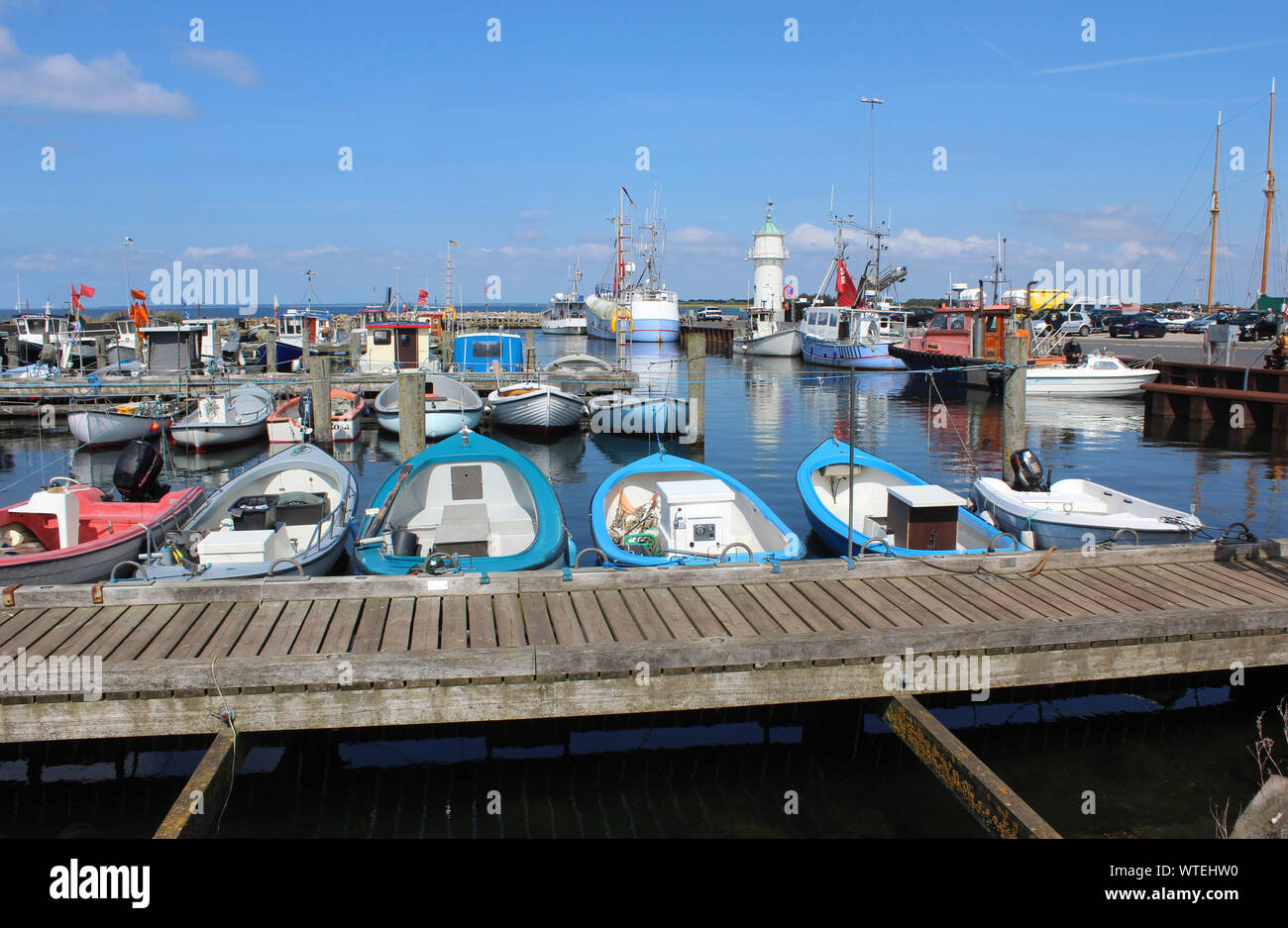 HADERSLEV, Dänemark, 13. JULI 2019: Blick auf den malerischen Hafen (Aarosund Lystbadehavn) in der Nähe von Haderslev in Dänemark. Es ist ein Fährhafen Stockfoto