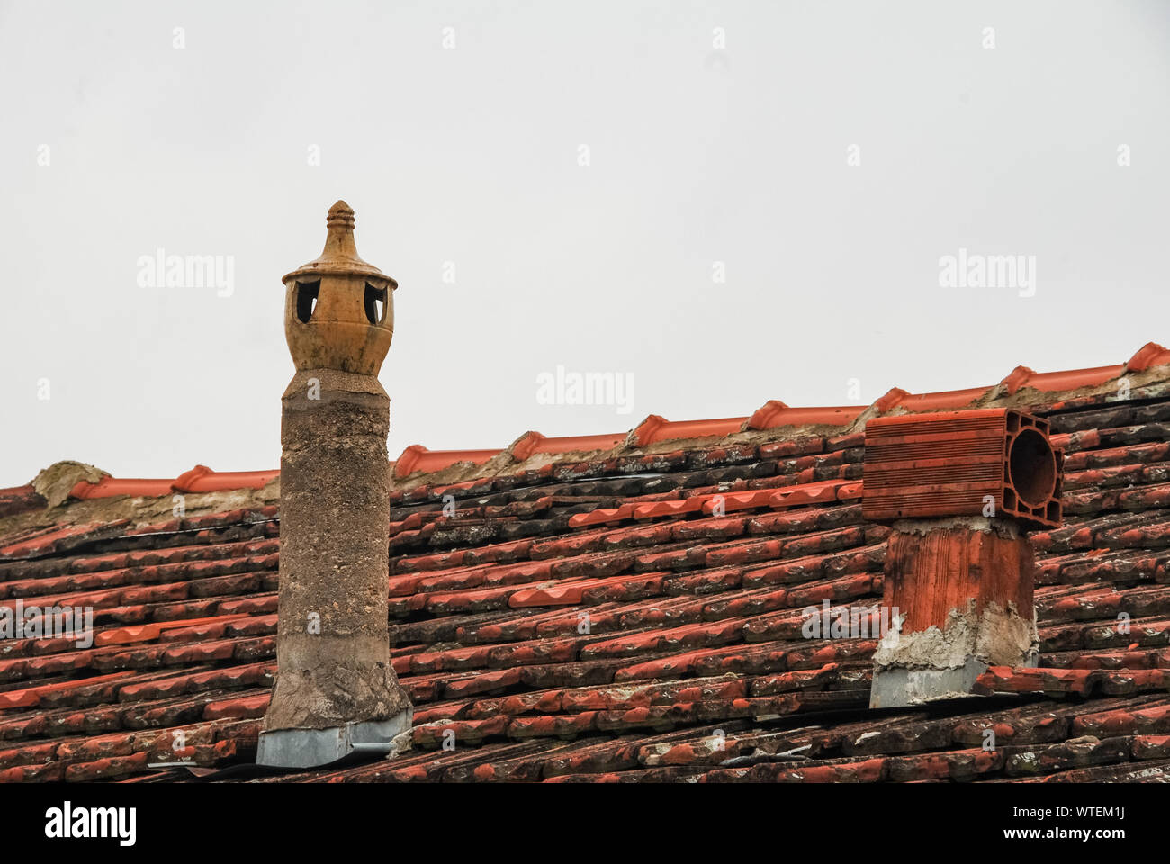 Dach unter Konstruktionen mit Losen Fliese und rotem Ziegelstein Schornstein. Türkei Stockfoto