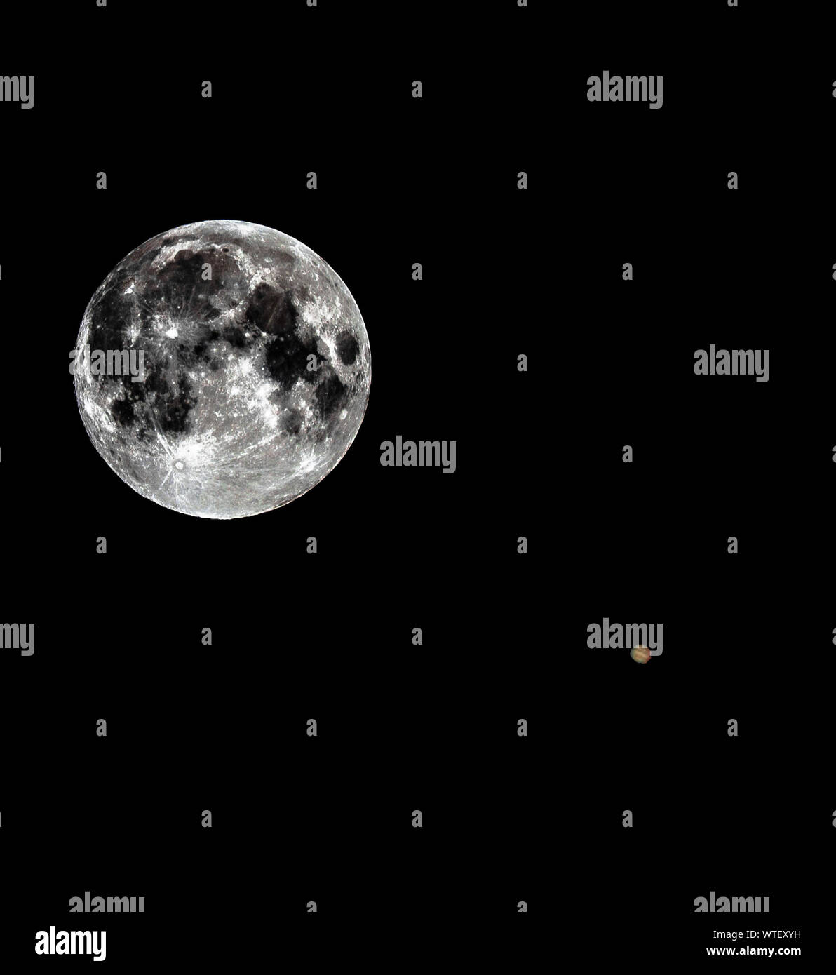 Low Angle View des Mondes und der Planeten Jupiter gegen den klaren Himmel Stockfoto