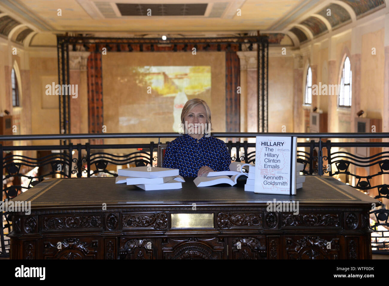 Venedig, Italien. Ehemalige First Lady und US-Außenministerin Hillary Clinton sitzt auf der künstlerischen Installation des amerikanischen Künstlers Kenneth Goldsmith Stockfoto