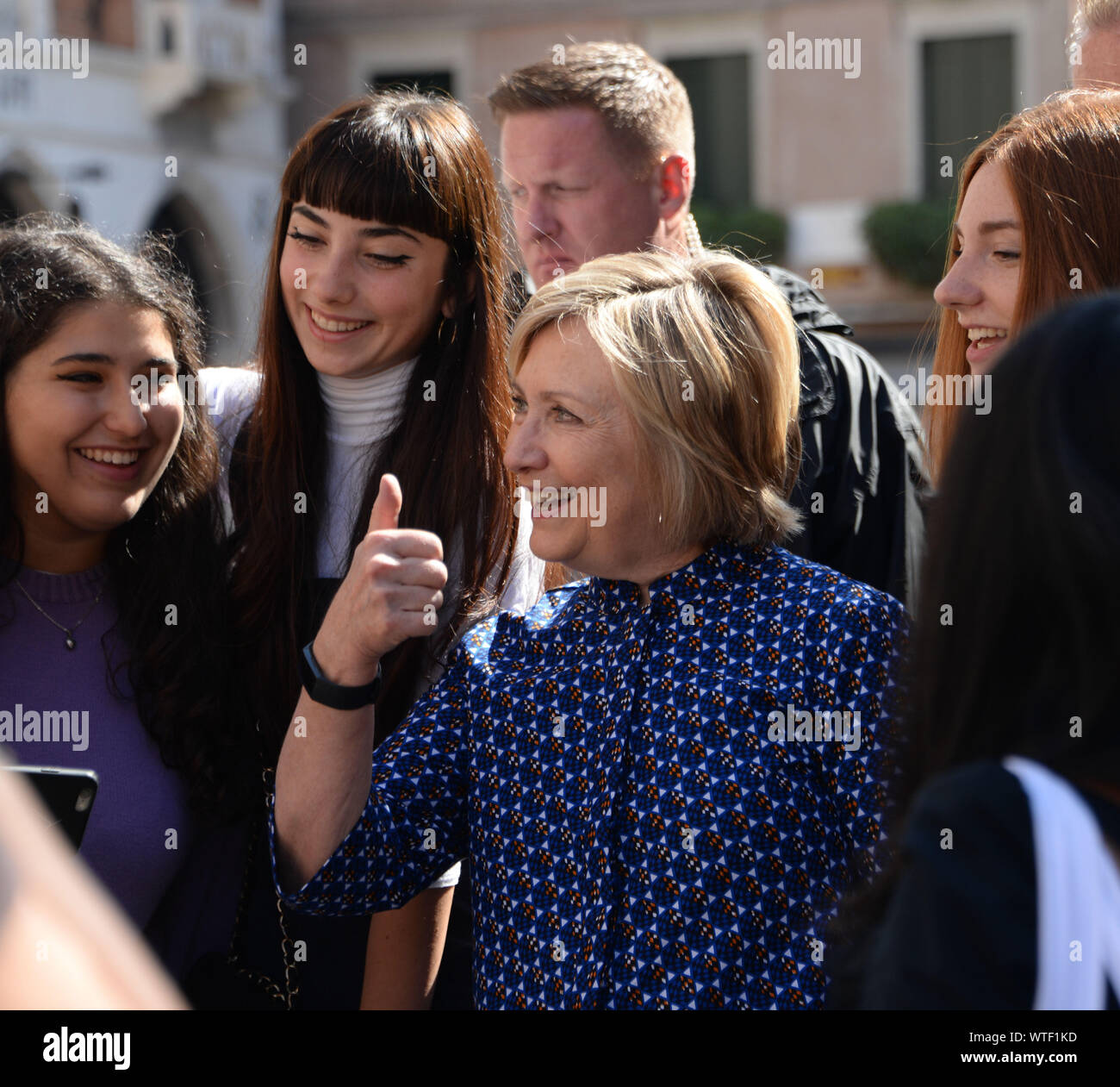 Venedig, Italien. Ehemalige First Lady und US-Außenministerin Hillary Clinton sitzt auf der künstlerischen Installation des amerikanischen Künstlers Kenneth Goldsmith Stockfoto