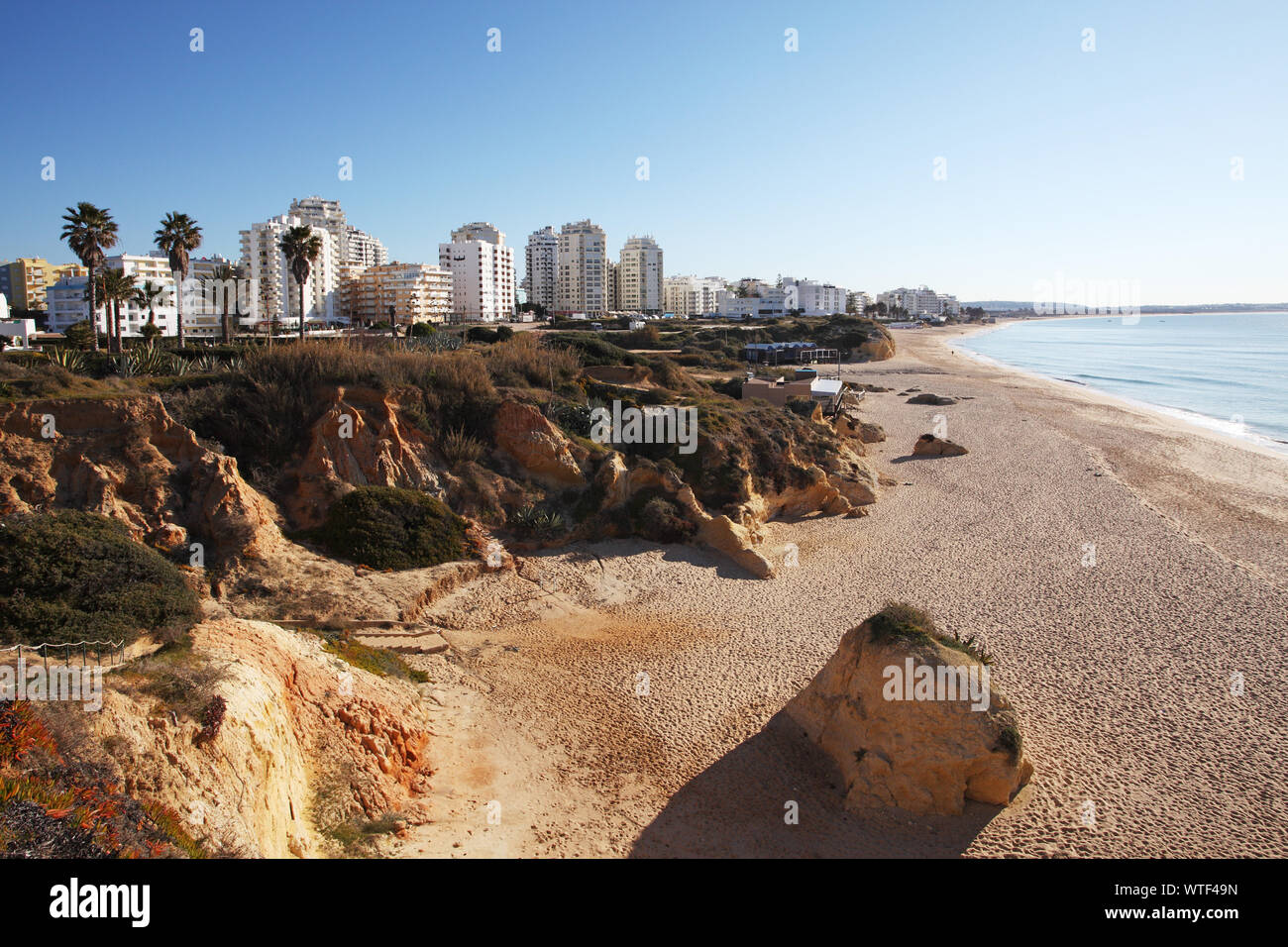 Steilküsten mit Armacao de Pera Algarve Portugal hinaus Stockfoto